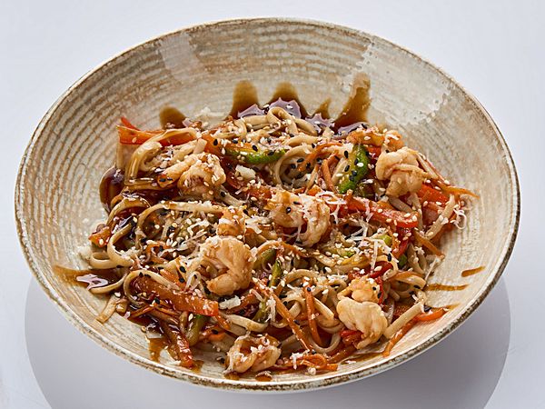 Удон с тигровыми креветками в соусе терияки