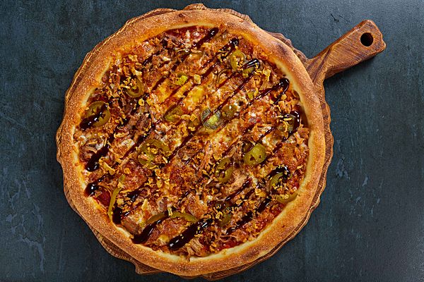 Пицца с томленой свининой