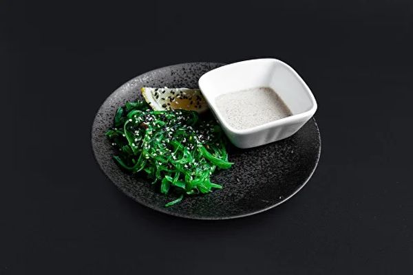 Салат с водорослями чука, ореховым соусом , лимоном и кунжутом