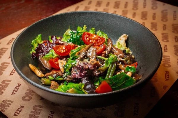 Салат с телятиной и медово-горчичным соусом