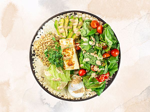 Зеленый салат с сыром халуми