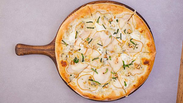 Пицца с сыром дор блю и грушей