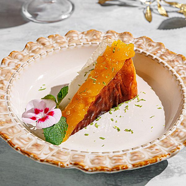 Чизкейк баскский с цитрусовым соусом