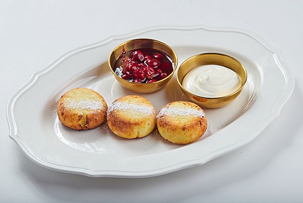 Сырники со сметаной и ягодным соусом