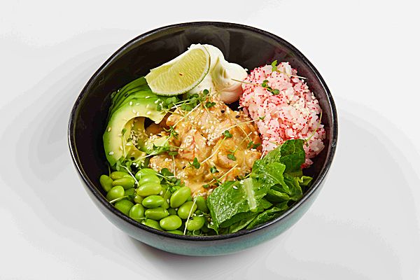 Поке-боул с лососем и манго