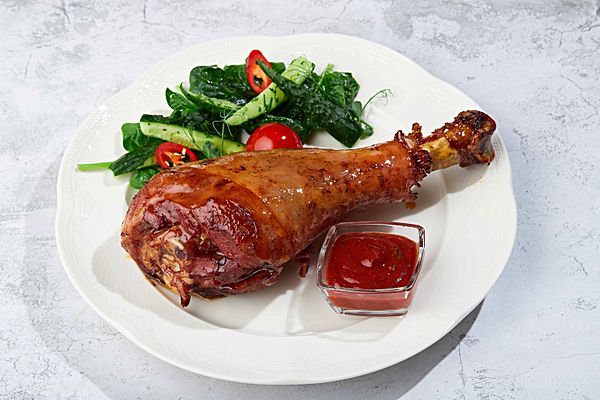 Запеченная голень индейки