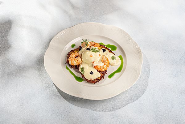 Картофельные драники с креветками в сливочно-икорном соусе