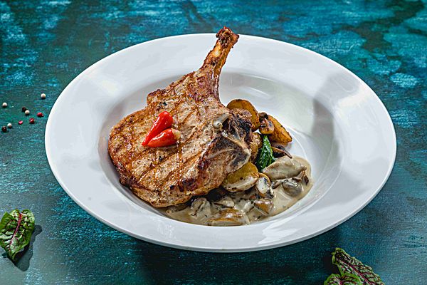 Стейк свинной с запечённым картофелем и грибным соусом