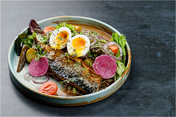 Салат с копченой скумбрией