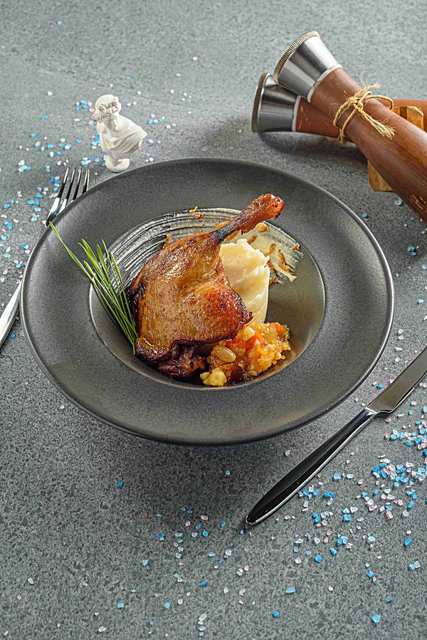 Утиная ножка конфи с пюре и яблочным чатни