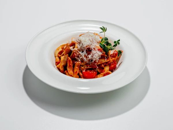 Паста с куриным филе, черри и томатным соусом