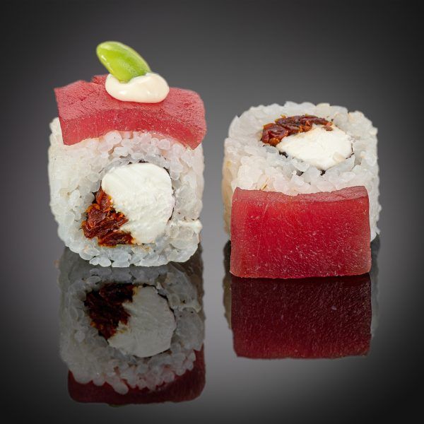 Ролл с тунцом и вялеными томатами