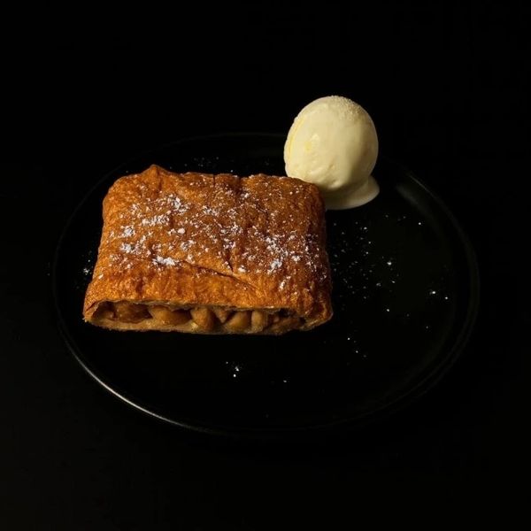 Штрудель яблочный со взбитыми сливками