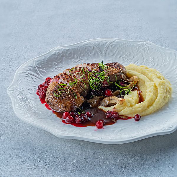 Филе утки с брусникой