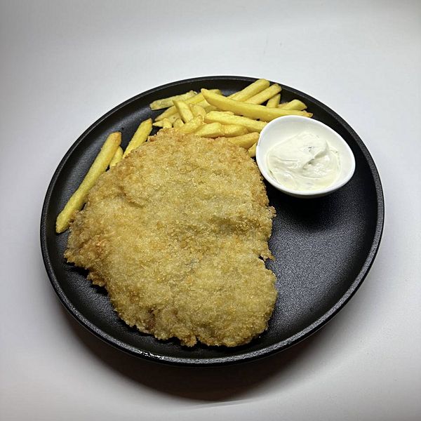 Шницель свиной с картофелем фри и чесночным соусом