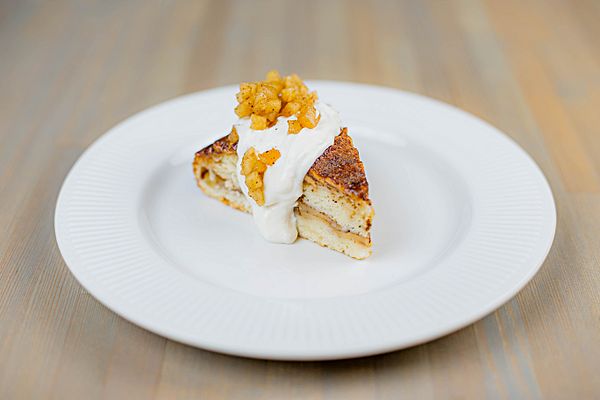 Яблочный пирог с ванильным кремом и яблочным конфитюром с корицей