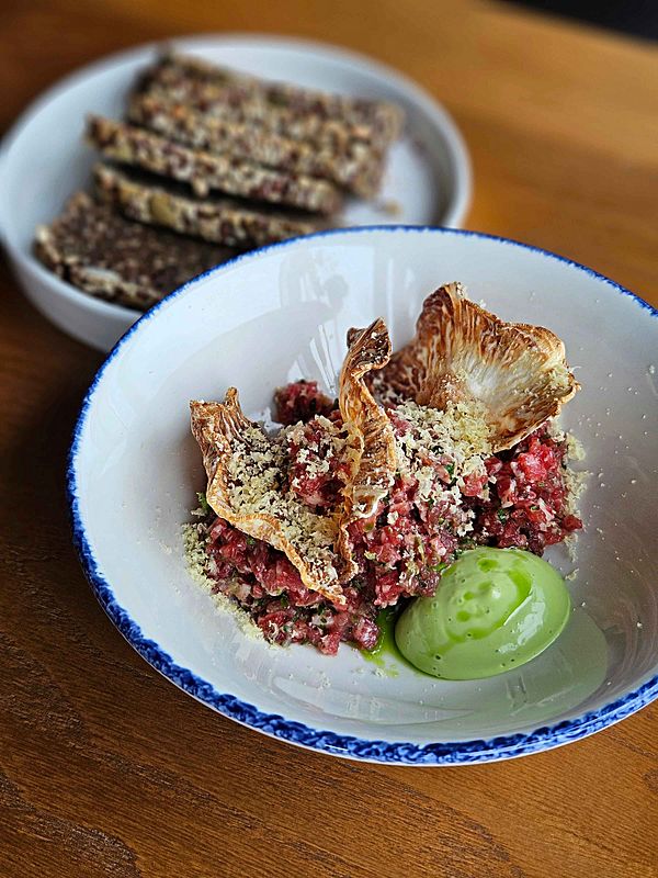 Тар тар из мраморной говядины с луковым айоли