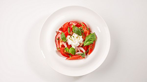 Салат с томатами и страчателлой