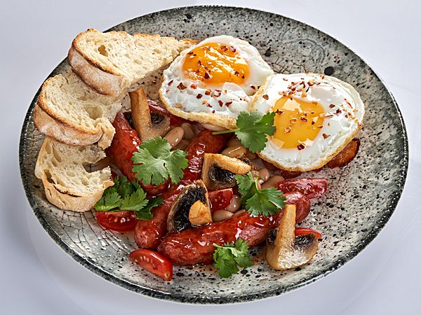 Глазунья с баварскими колбасками