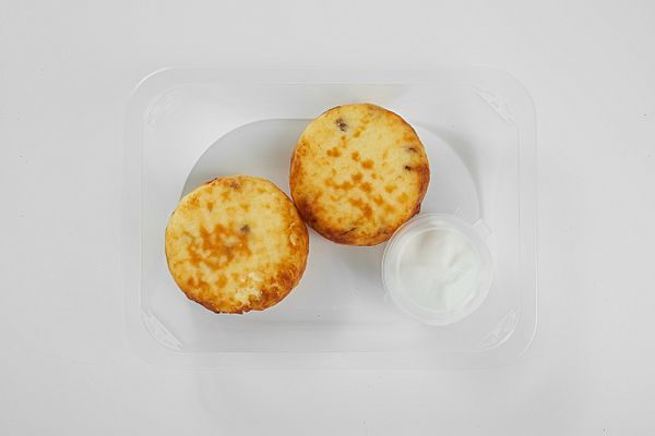 Сырники с изюмом со сметаной