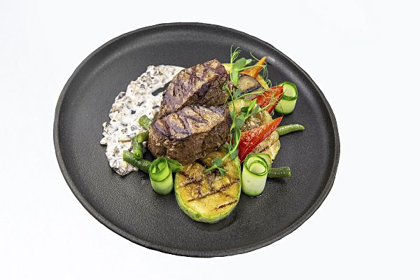 Медальоны из филе телятины с овощами гриль