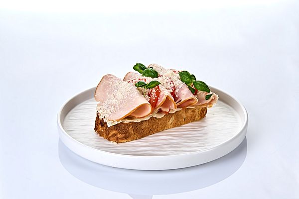 Бриошь с пастрами из индейки