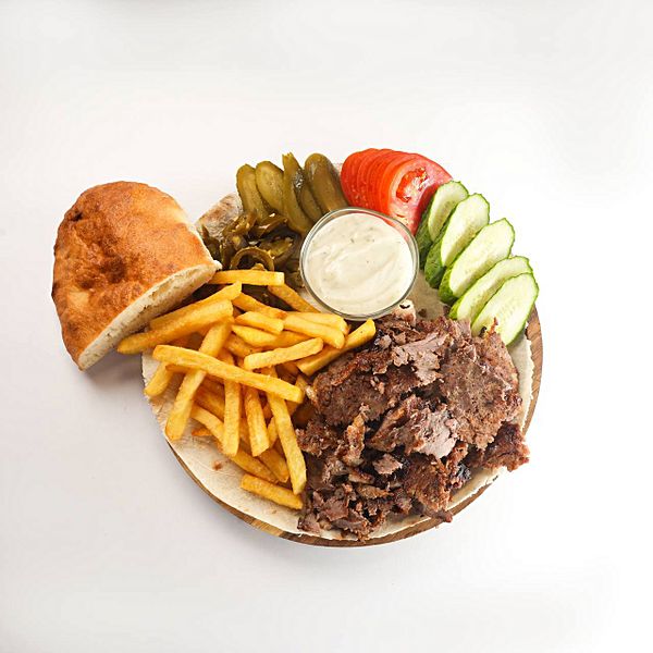 Шаурма на тарелке с телятиной