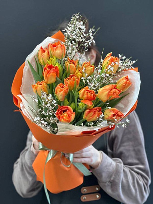Яркий букет солнечных тюльпанов