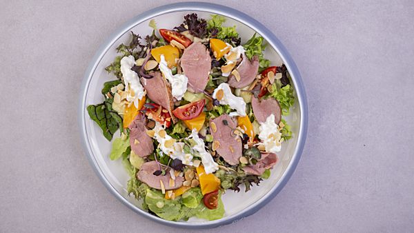 Салат с уткой и сезонными ягодами / фруктами