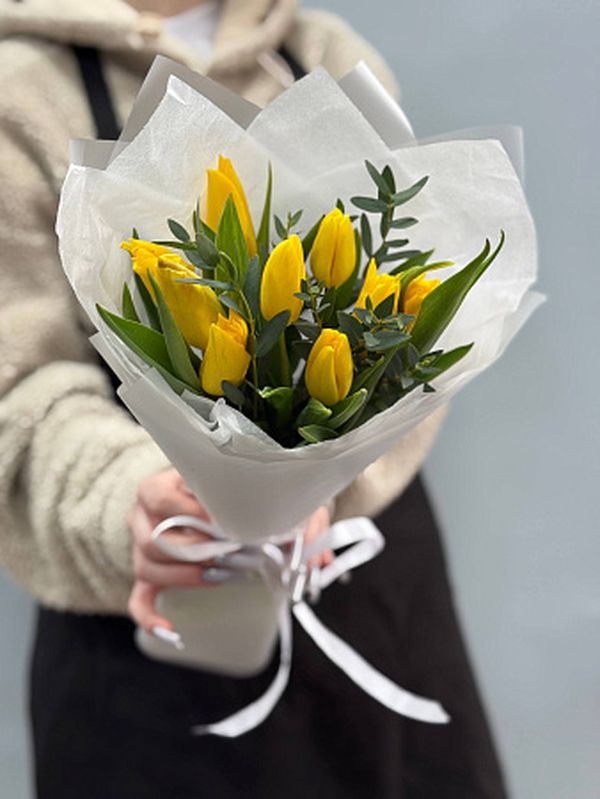 9 желтых тюльпанов в оформление
