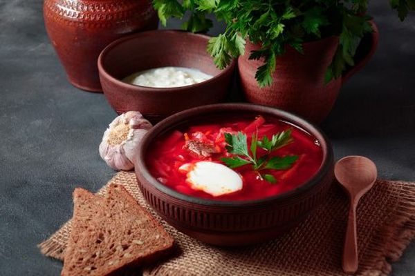 Борщ по-советски с салом и сметаной