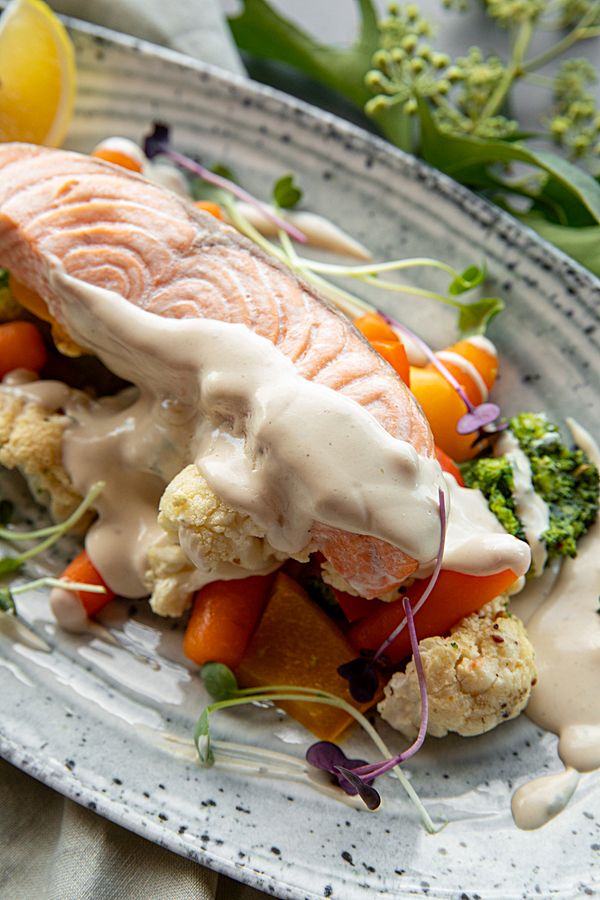 Семга паровая с овощами и сливочным соусом