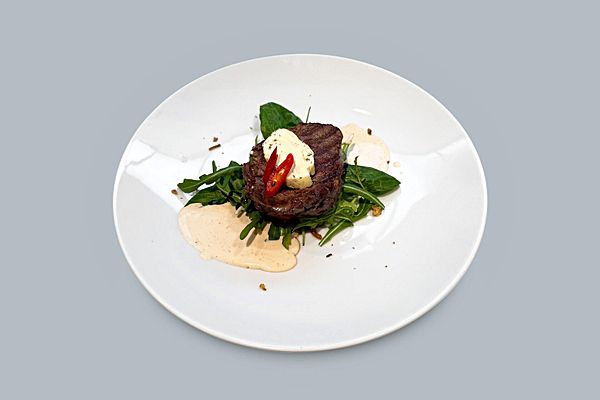 Филе-миньон с соусом пиканья