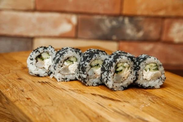 Калифорния с креветкой в икре