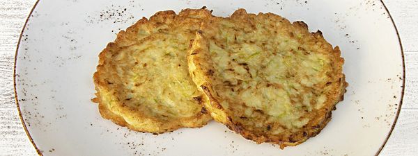 Оладьи кабачковые с белым соусом с огурцом