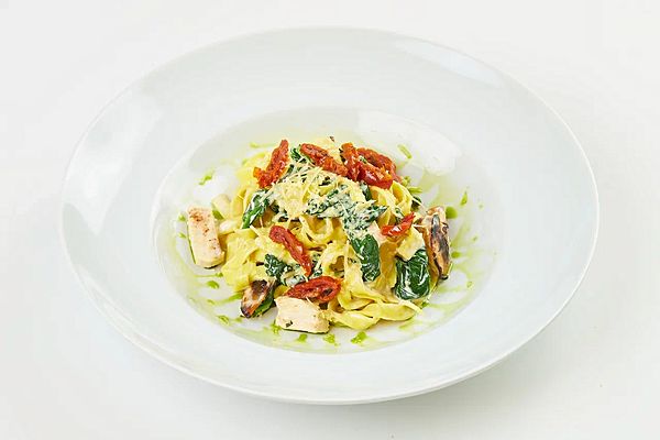 Паста с курицей и шпинатом