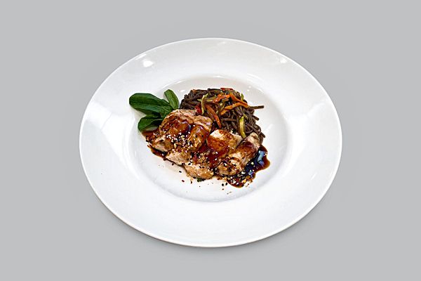 Курина грудка с лапшой Соба