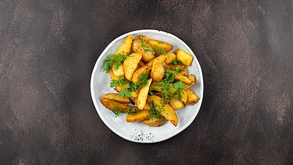 Картофель, запечённый дольками с зеленью