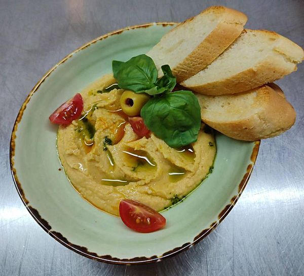 Хумус с тостами