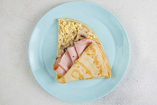 Блинчик с балыком, сыром, грибным жульеном