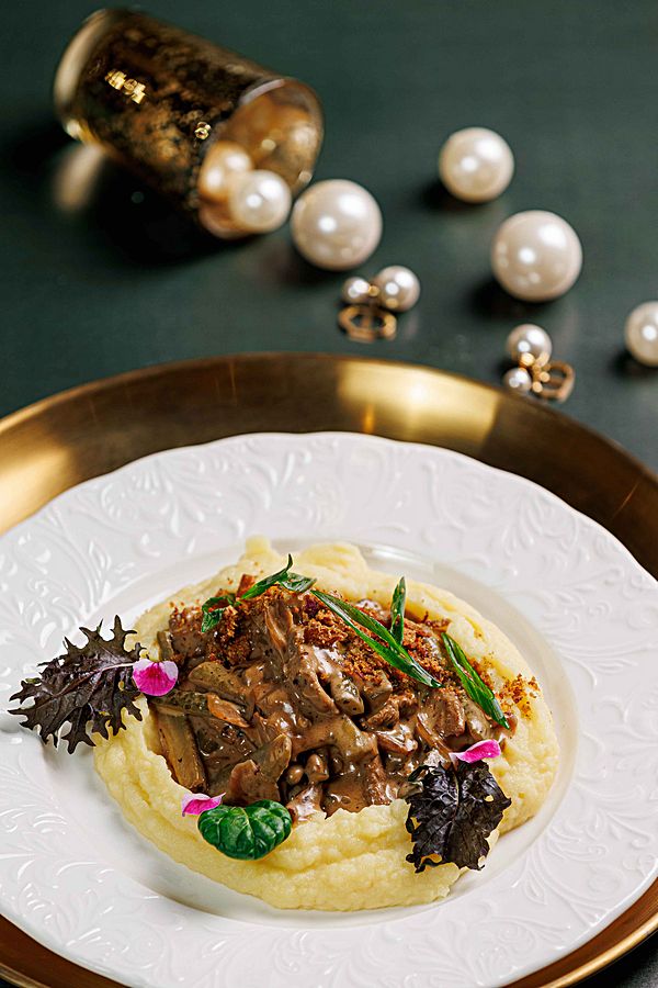 Бефстроганов с лесными грибами и картофельным пюре