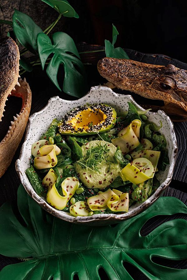 Зеленый салат с авокадо, киноа и свежим огурцом