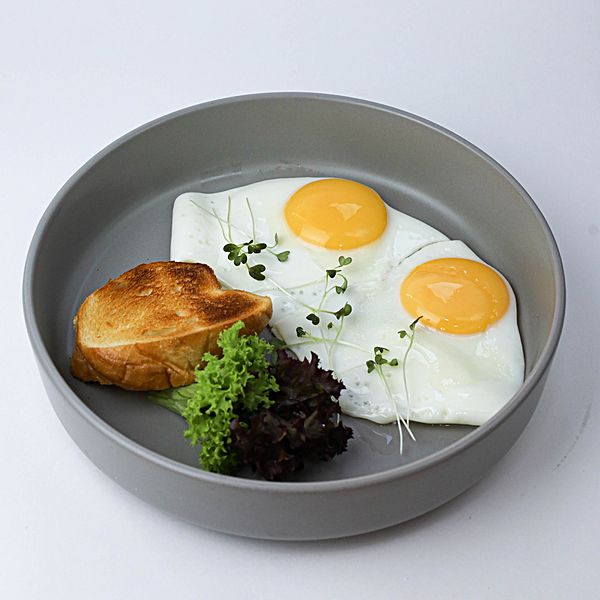 Глазунья из двух яиц с тостом из багета