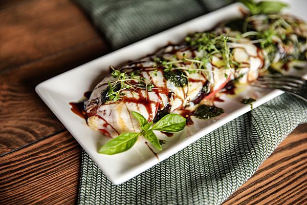 Баклажаны, запеченные с сыром Моцарелла под соусом “Песто”