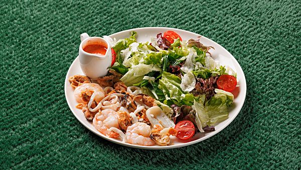 Салат теплый с морепродуктами