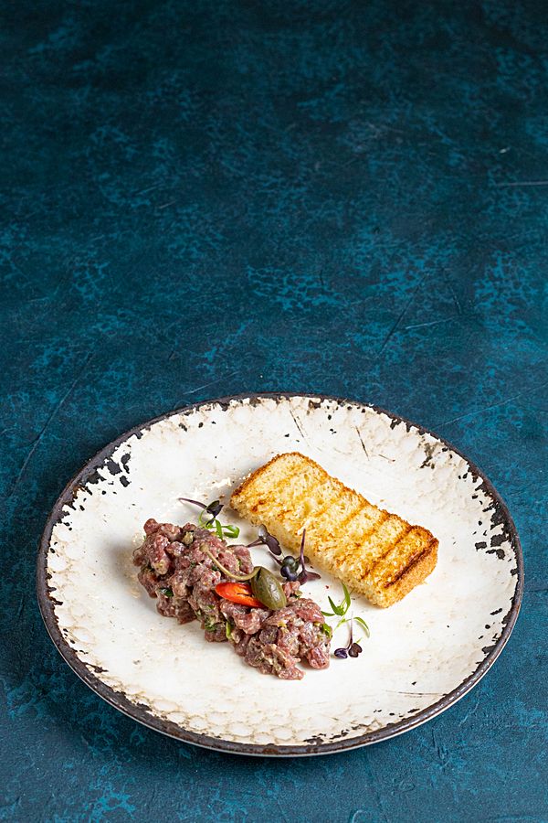 Тартар из говядины с картофельным катаифи и пармезаном