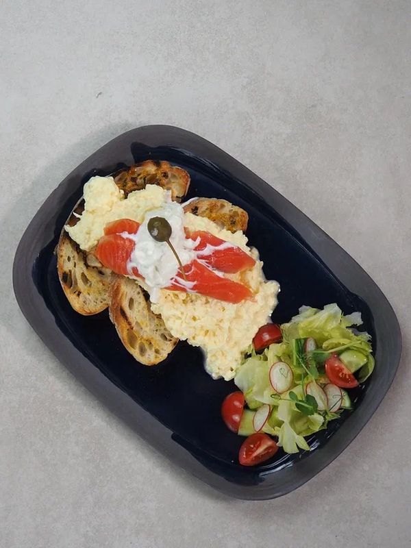 Скрамбл с лососем, страчатаеллой и гренками