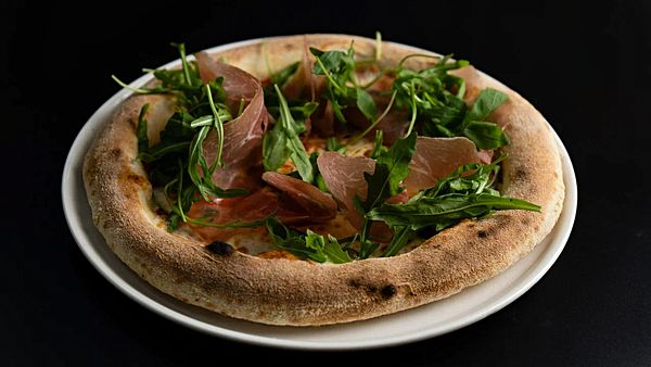 Пицца прошутто с рукколой