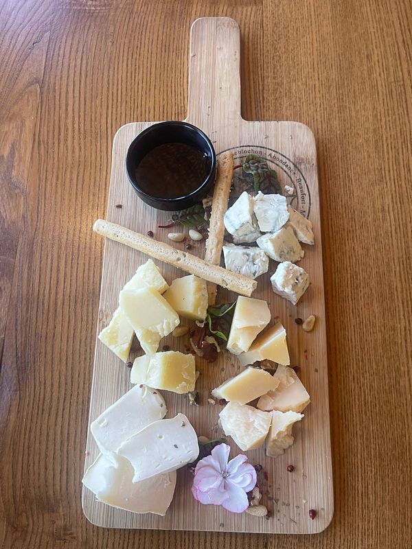 Сет местных фермерских сыров с вареньем и орехами