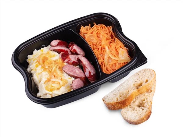 Картофельное пюре с колбасками и салатом Морковча. Пятница